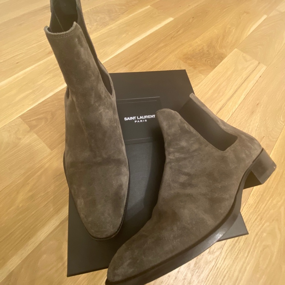 YSL Size 7: WYATT 30 CHELSEA BOOTS IN SUEDE